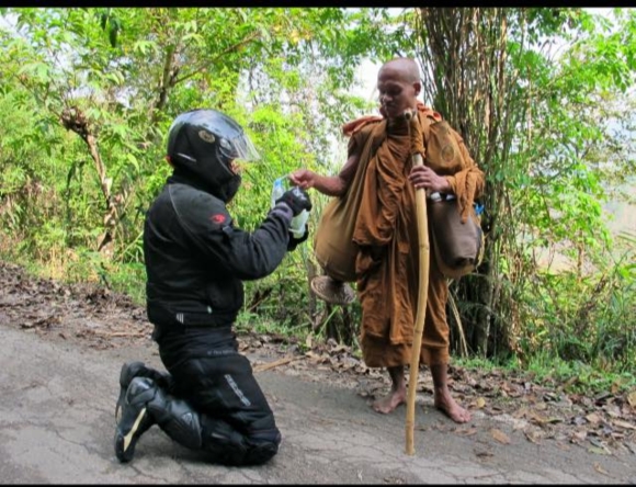 แชร์กระหน่ำ ภาพพระธุงด์กลางป่าเขา ยกเทียบกับพระธุดงค์กลางเมือง