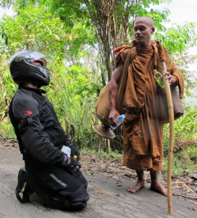 แชร์กระหน่ำ ภาพพระธุงด์กลางป่าเขา ยกเทียบกับพระธุดงค์กลางเมือง