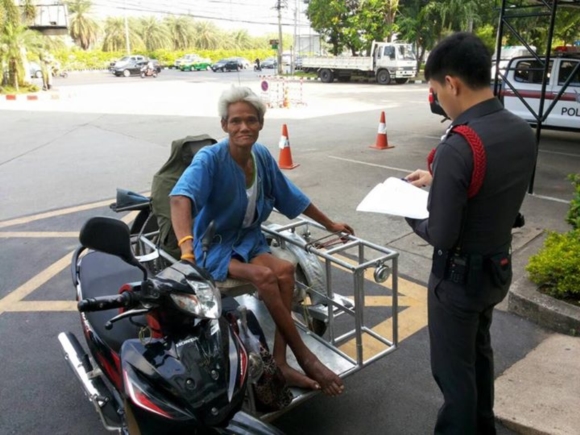 ภาพตำรวจเขียนใบสั่งชายพิการขี่ซาเล้ง แต่ความจริงคือ