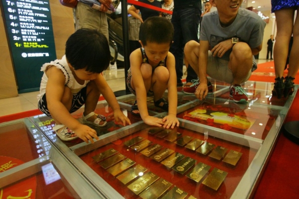ศูนย์การค้าจีนสร้างทางเดินทองคำ เชิญคนเดินบนกองทอง