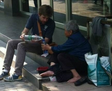 ภาพซึ้ง! หนุ่มมะกันนั่งกินเฟรนช์ฟรายกับยายขอทาน