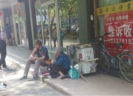 ภาพซึ้ง! หนุ่มมะกันนั่งกินเฟรนช์ฟรายกับยายขอทาน