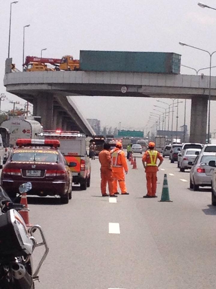 หวิดร่วง! ตู้คอนเทนเนอร์หลุด ค้างเติ่งบนสะพานกลับรถมอเตอร์เวย์ 