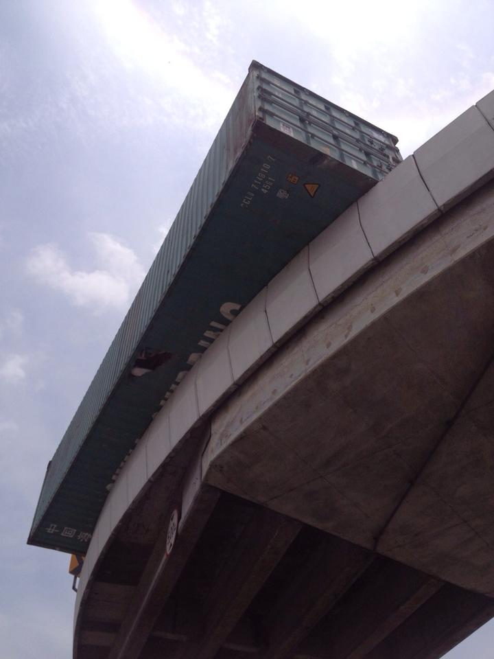 หวิดร่วง! ตู้คอนเทนเนอร์หลุด ค้างเติ่งบนสะพานกลับรถมอเตอร์เวย์ 