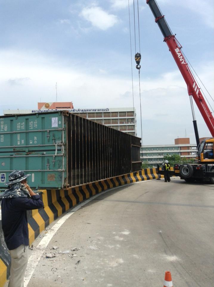 หวิดร่วง! ตู้คอนเทนเนอร์หลุด ค้างเติ่งบนสะพานกลับรถมอเตอร์เวย์ 