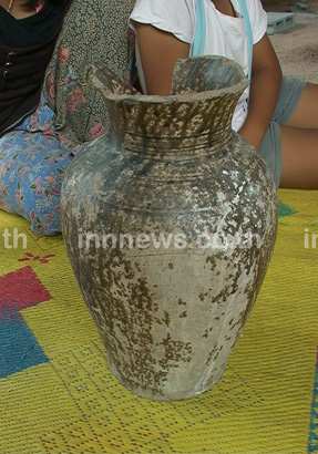 ชาวสุรินทร์ขุดพบไหโบราณคาดอายุกว่า 200 ปี