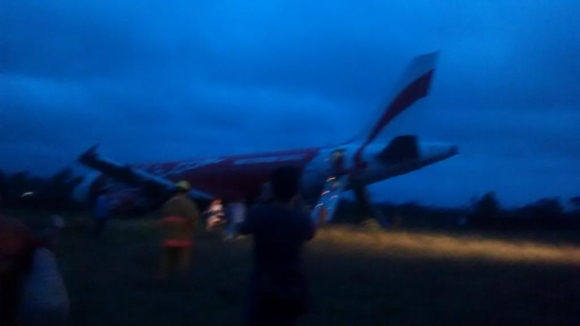 แอร์เอเชียเป็นเรื่องอีก แลนดิ้งเลยรันเวย์ในฟิลิปปินส์ อพยพฉุกเฉิน