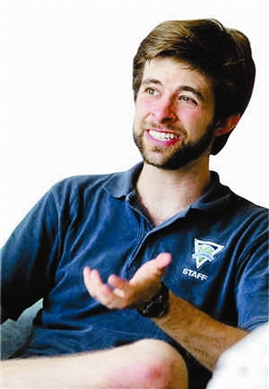 ภาพซึ้ง! หนุ่มมะกันนั่งกินเฟรนช์ฟรายกับยายขอทาน