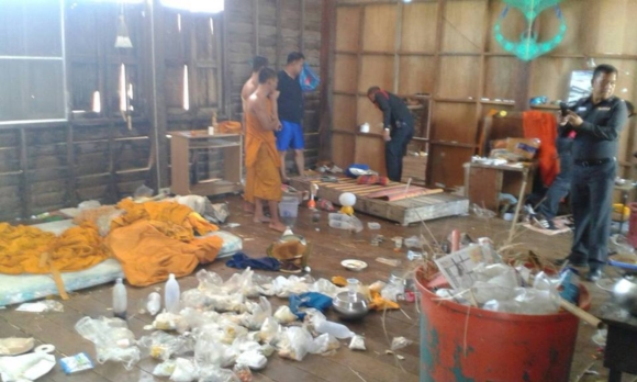 พบกองขยะ หนังโป๊ และยาเสพติด เกลื่อนกุฏิพระ