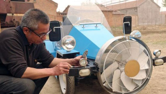 ชาวนาจีนสุดเจ๋ง ประดิษฐ์รถพลังลมด้วยเงิน 4.5 หมื่นบาท