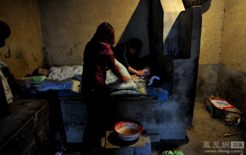 สุดกตัญญู! หนุ่มจีนทิ้งการเรียน ดูแลพ่อในวาระสุดท้าย