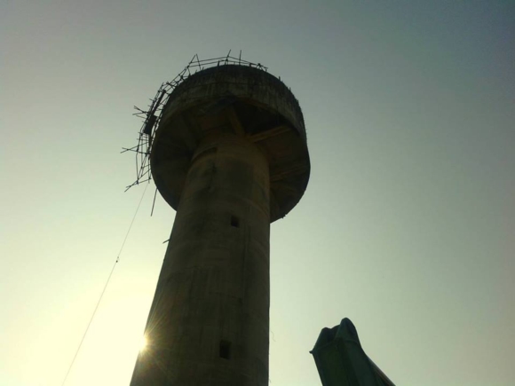 นั่งร้านก่อสร้างหอส่งน้ำประปาเมืองคอน สูง 42 ม. ถล่ม เจ็บ 10 ราย