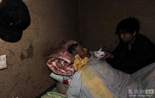 สุดกตัญญู! หนุ่มจีนทิ้งการเรียน ดูแลพ่อในวาระสุดท้าย