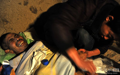 สุดกตัญญู! หนุ่มจีนทิ้งการเรียน ดูแลพ่อในวาระสุดท้าย