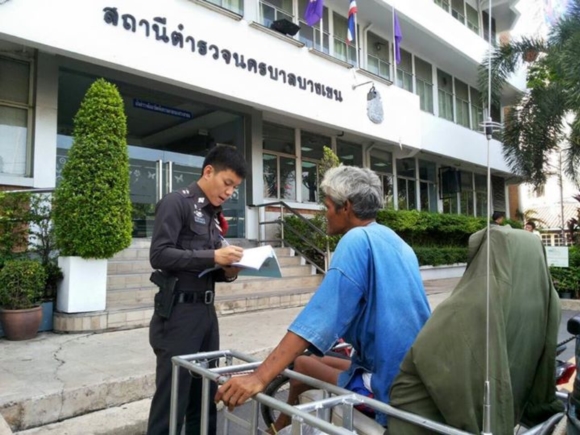 ภาพตำรวจเขียนใบสั่งชายพิการขี่ซาเล้ง แต่ความจริงคือ