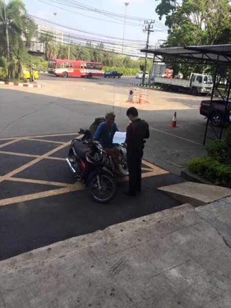 ภาพตำรวจเขียนใบสั่งชายพิการขี่ซาเล้ง แต่ความจริงคือ