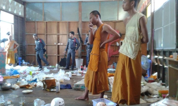 พบกองขยะ หนังโป๊ และยาเสพติด เกลื่อนกุฏิพระ