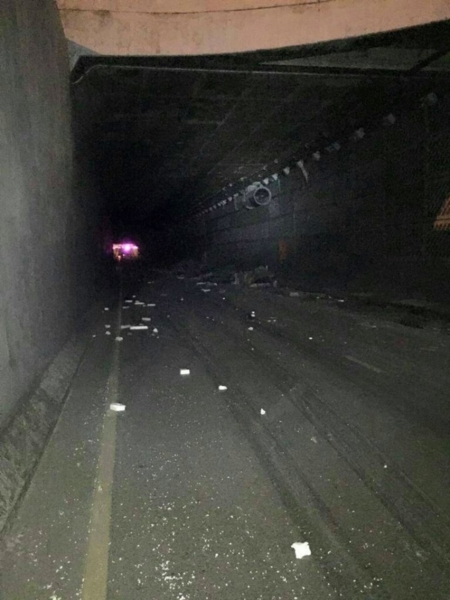 รถคอนเทนเนอร์ยางระเบิด ท้ายสะบัดกระแทกผนังอุโมงค์ลอดแยกศรีอุดมถล่ม