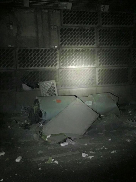 รถคอนเทนเนอร์ยางระเบิด ท้ายสะบัดกระแทกผนังอุโมงค์ลอดแยกศรีอุดมถล่ม