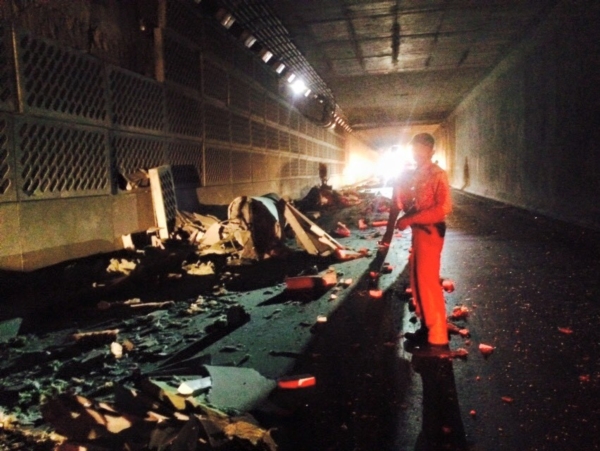 รถคอนเทนเนอร์ยางระเบิด ท้ายสะบัดกระแทกผนังอุโมงค์ลอดแยกศรีอุดมถล่ม