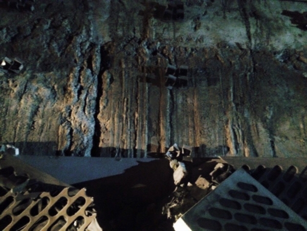 รถคอนเทนเนอร์ยางระเบิด ท้ายสะบัดกระแทกผนังอุโมงค์ลอดแยกศรีอุดมถล่ม