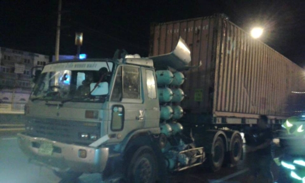 รถคอนเทนเนอร์ยางระเบิด ท้ายสะบัดกระแทกผนังอุโมงค์ลอดแยกศรีอุดมถล่ม