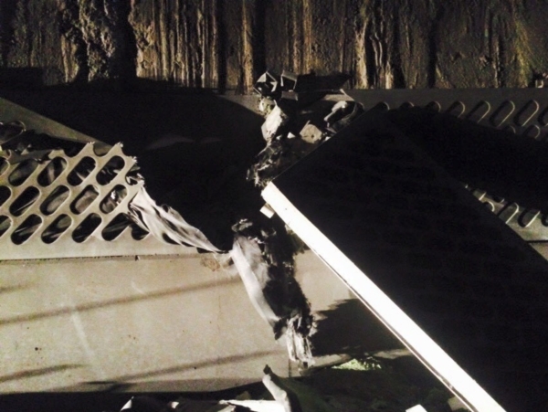 รถคอนเทนเนอร์ยางระเบิด ท้ายสะบัดกระแทกผนังอุโมงค์ลอดแยกศรีอุดมถล่ม