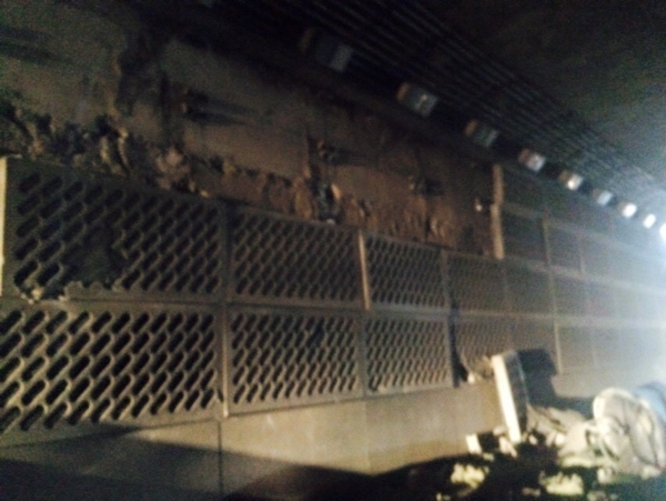 รถคอนเทนเนอร์ยางระเบิด ท้ายสะบัดกระแทกผนังอุโมงค์ลอดแยกศรีอุดมถล่ม