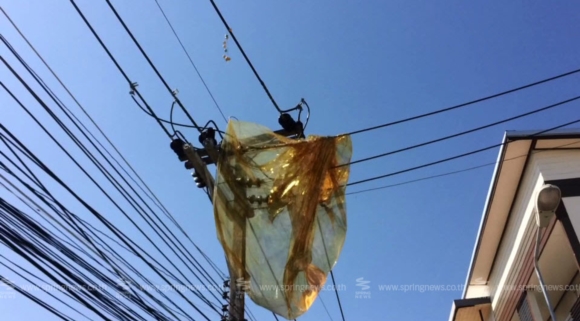 ลอยโคมฉลองพัฒน์ยศ ร่วงติดเสาไฟฟ้า-ระเบิดบึ้ม ชาวบ้านแตกตื่น 