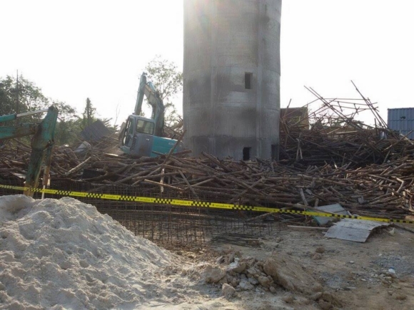 นั่งร้านก่อสร้างหอส่งน้ำประปาเมืองคอน สูง 42 ม. ถล่ม เจ็บ 10 ราย