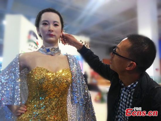 อุโว้ว จีนเปิดตัวหุ่นยนต์สาว เหมือนมนุษย์เปี๊ยบเลย