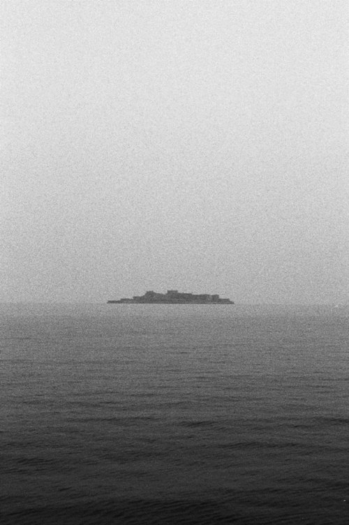 33 ภาพเกาะฮาชิมะ ฉบับขาว-ดำ กับบรรยากาศสวยงามปนหลอน 