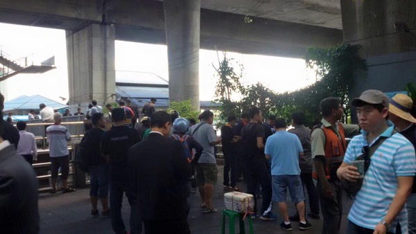 ปาระเบิดใต้สะพานตากสิน