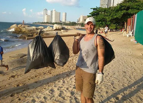 โซเชียลยกนิ้ว ฝรั่งเก็บขยะริมหาดวงศ์อมาตย์ อยากทำประโยชน์ให้เมืองไทย