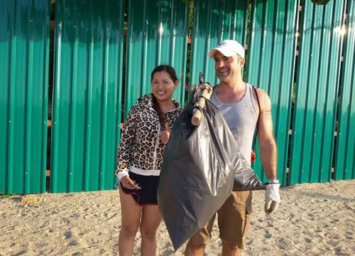 โซเชียลยกนิ้ว ฝรั่งเก็บขยะริมหาดวงศ์อมาตย์ อยากทำประโยชน์ให้เมืองไทย