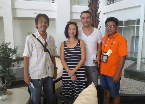 โซเชียลยกนิ้ว ฝรั่งเก็บขยะริมหาดวงศ์อมาตย์ อยากทำประโยชน์ให้เมืองไทย