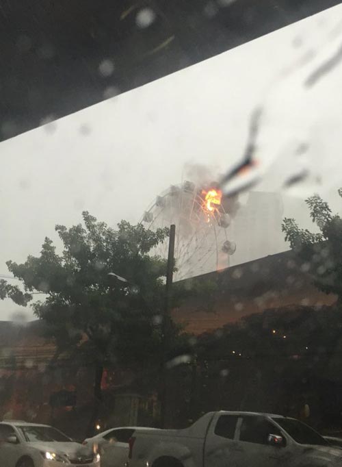 ไฟไหม้กระเช้า Dinosaur Planet สวนสนุกเปิดใหม่ ไฟลุกไหม้ส่งควันคลุ้ง