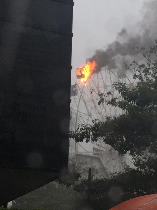 ไฟไหม้กระเช้า Dinosaur Planet สวนสนุกเปิดใหม่ ไฟลุกไหม้ส่งควันคลุ้ง