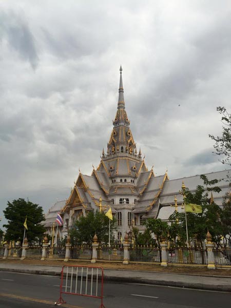 รวบแล้ว ! แก๊งขู่ซื้อดอกไม้ที่วัดโสธรฯ เหยื่อโพสต์แฉโดนไป 680 บาท