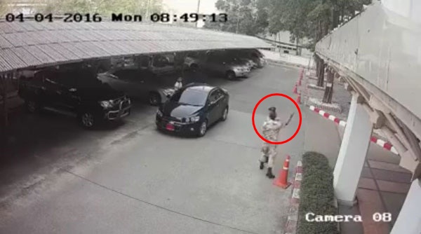 อาสาฯ ถูกกรวยจราจรฟาด-ตบบ้องหูซ้ำ เหตุไม่ทำความเคารพข้าราชการ