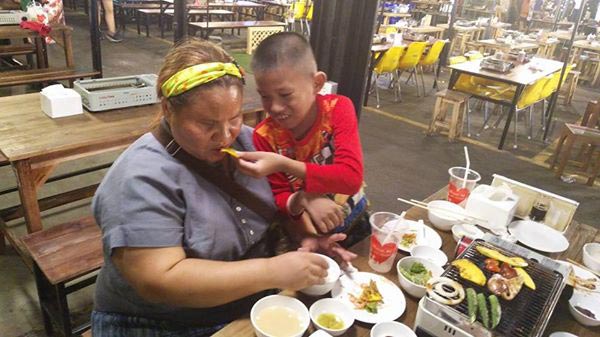 เรื่องราวเรียกน้ำตา แม่ตาบอดพาลูกกินปิ้งย่างญี่ปุ่่น หวังลูกได้กินดี ๆ สักมื้อ