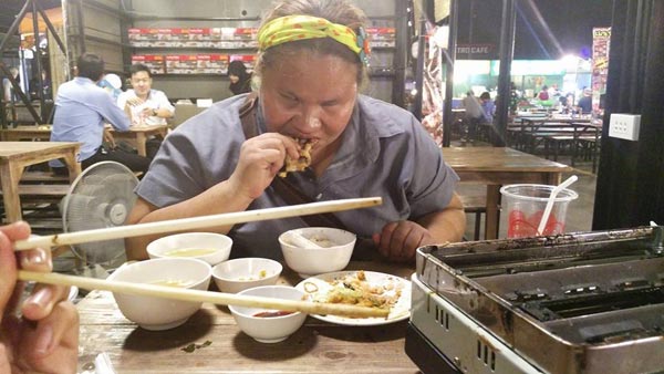 เรื่องราวเรียกน้ำตา แม่ตาบอดพาลูกกินปิ้งย่างญี่ปุ่่น หวังลูกได้กินดี ๆ สักมื้อ