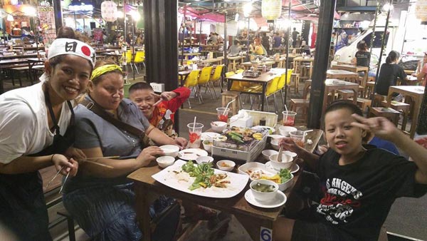 เรื่องราวเรียกน้ำตา แม่ตาบอดพาลูกกินปิ้งย่างญี่ปุ่่น หวังลูกได้กินดี ๆ สักมื้อ