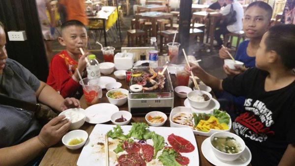 เรื่องราวเรียกน้ำตา แม่ตาบอดพาลูกกินปิ้งย่างญี่ปุ่่น หวังลูกได้กินดี ๆ สักมื้อ