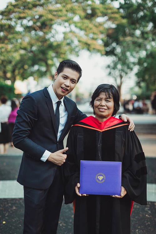 บัณฑิต ป.โท ถอดครุยใส่ให้พ่อแม่ ความสำเร็จอันน่าชื่นชมของคนจบ ป.4