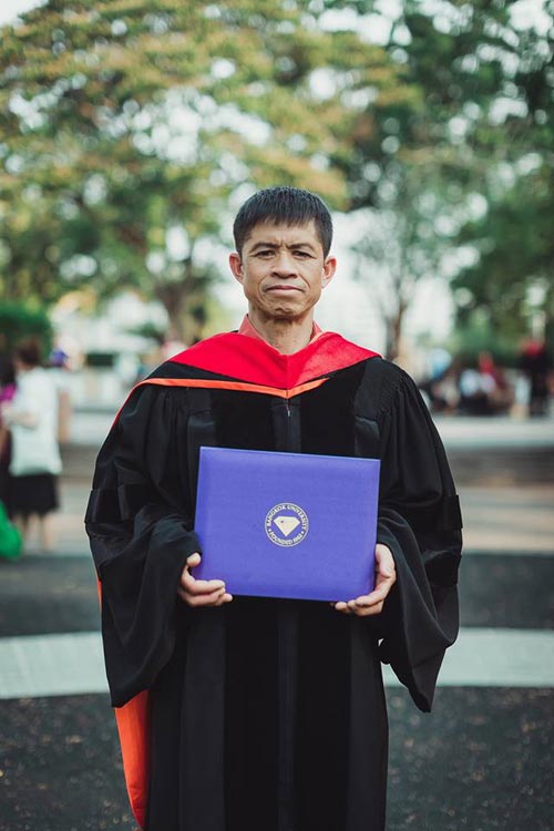 บัณฑิต ป.โท ถอดครุยใส่ให้พ่อแม่ ความสำเร็จอันน่าชื่นชมของคนจบ ป.4