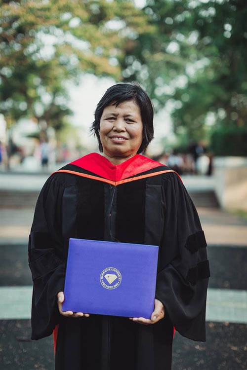 บัณฑิต ป.โท ถอดครุยใส่ให้พ่อแม่ ความสำเร็จอันน่าชื่นชมของคนจบ ป.4