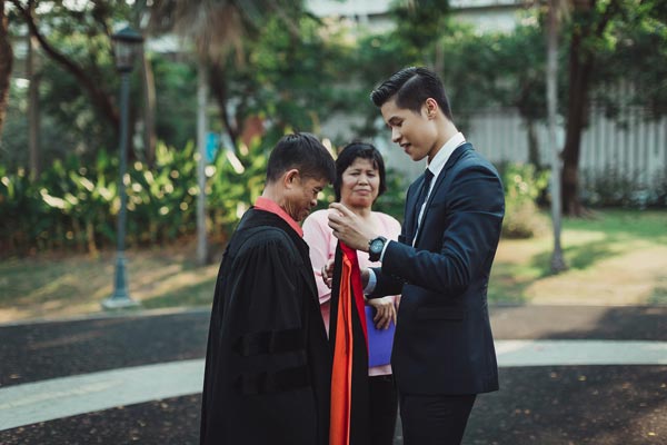 บัณฑิต ป.โท ถอดครุยใส่ให้พ่อแม่ ความสำเร็จอันน่าชื่นชมของคนจบ ป.4