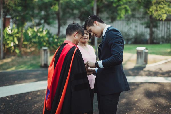 บัณฑิต ป.โท ถอดครุยใส่ให้พ่อแม่ ความสำเร็จอันน่าชื่นชมของคนจบ ป.4