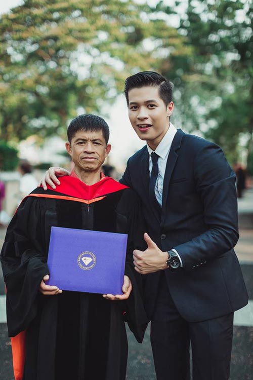 บัณฑิต ป.โท ถอดครุยใส่ให้พ่อแม่ ความสำเร็จอันน่าชื่นชมของคนจบ ป.4